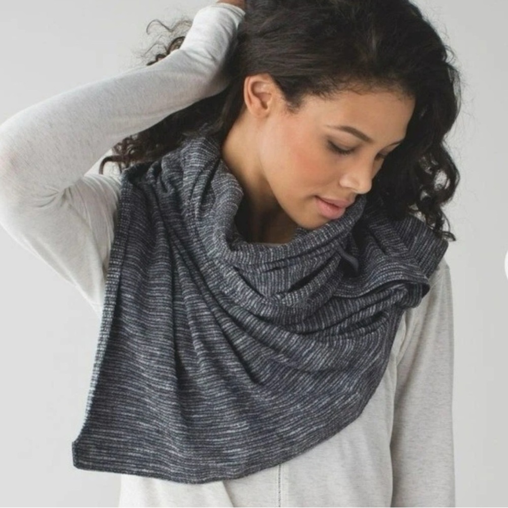 Lululemon Vinyasa Scarf Coco Pique Black White Customizable Snap Women Knit Wrap